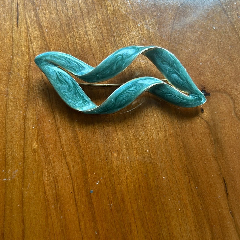 Vintage brooch green jade looking stone